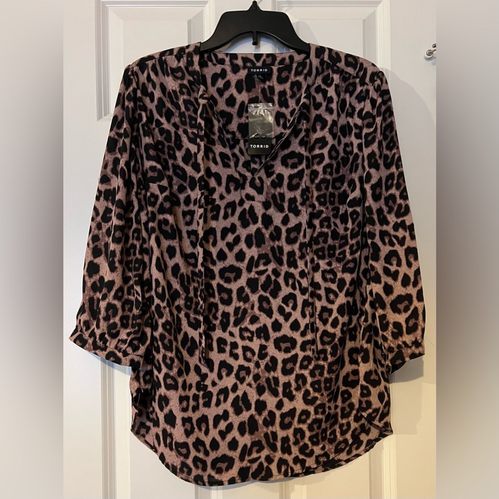 NWT Georgette Bow Tie Blouse. Midi Leopard. Size 0.